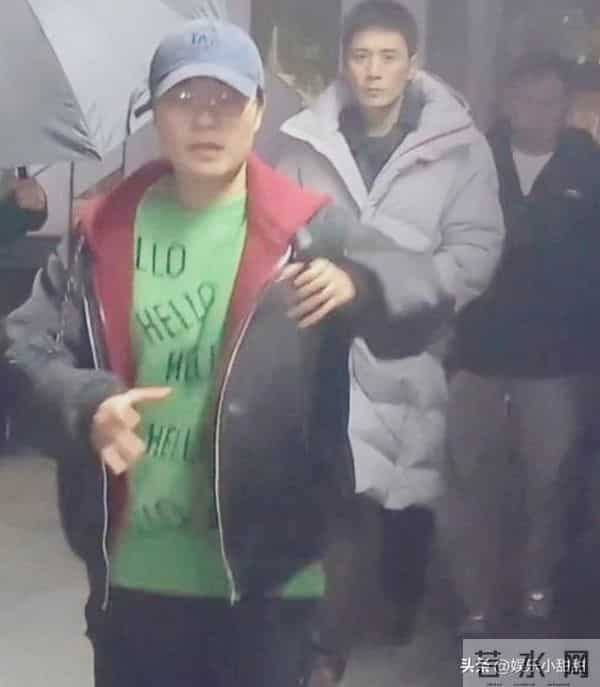 山城惊现“冻龄男神”！刘烨47岁面容似小伙，路人镜头下太帅了！