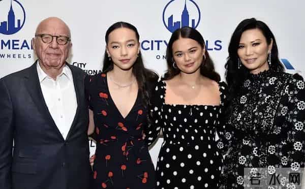 邓文迪大女儿瘦了后更漂亮了，24岁生日蛋糕造型奇特，换了新男友