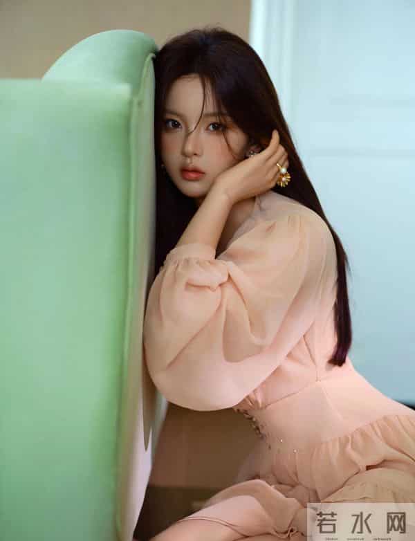 杨超越性感美腿