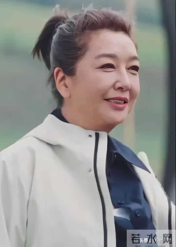 57岁江珊近照曝光，脸垮嘴斜，满头白发，女神成老太，让人太心酸