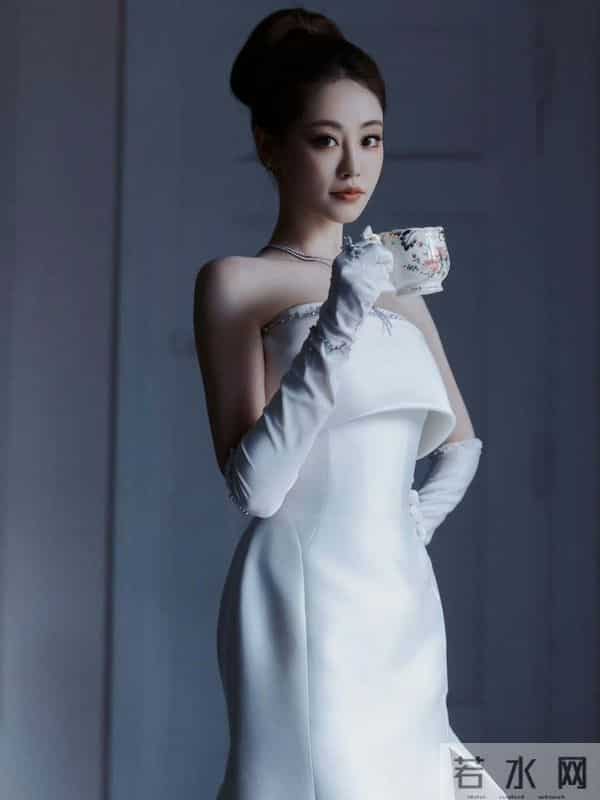 祝绪丹白色抹胸裙