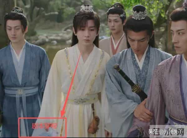 风向变了！35岁成毅拍戏受伤，深夜回应报平安，央媒发文为其撑腰