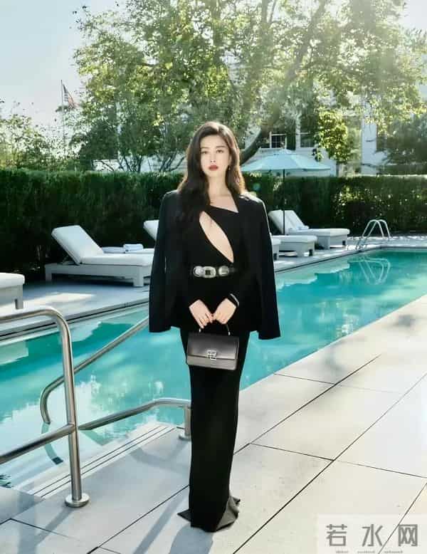 朱珠身着黑色修身连衣裙，胸围傲人搭配黑色外套，简直长腿女神？