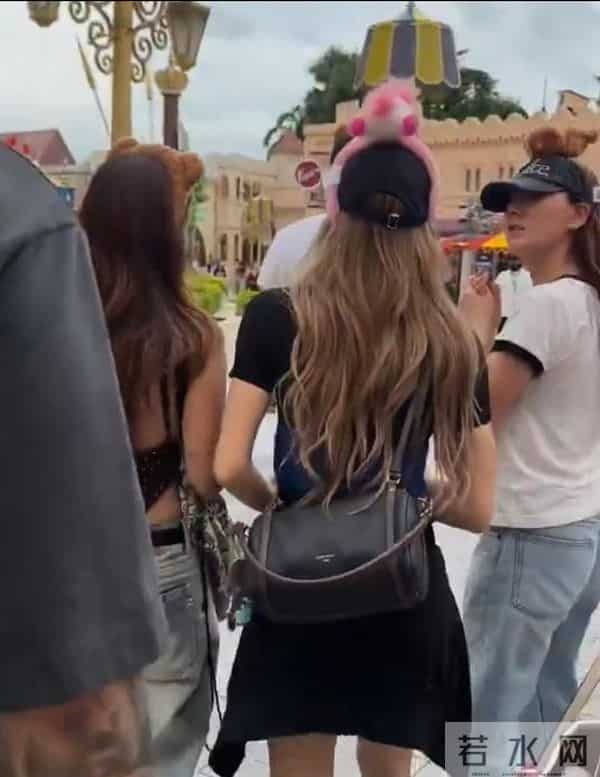 Lisa现身新加坡环球影城，笑容超甜，粉丝们疯狂追逐