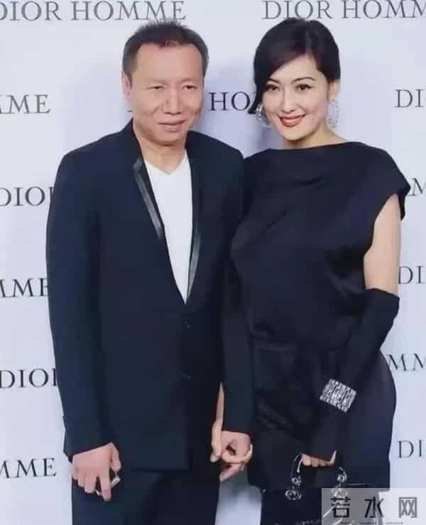 被老外骗财又骗色，反手就嫁北京亿万富豪，如今无儿无女也很受宠