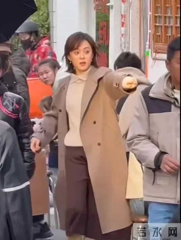 43岁孙俪在无锡拍戏被偶遇，她留着短发，穿毛呢大衣搭长靴，真美