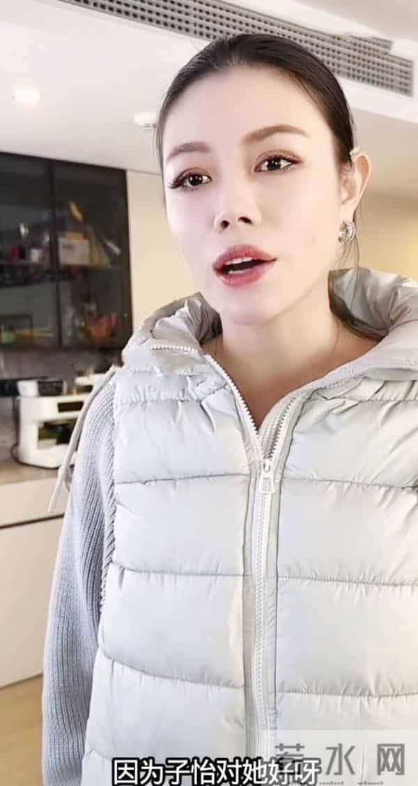 汪峰女儿小苹果早恋，穿沙滩短裤和男友合照，三任后妈章子怡最暖