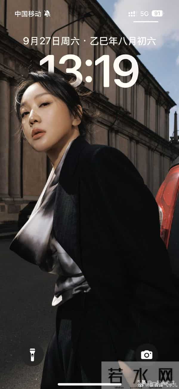 闫妮笑起来的梨涡依旧,眼神清澈明亮,美得如此真实、自然的女神