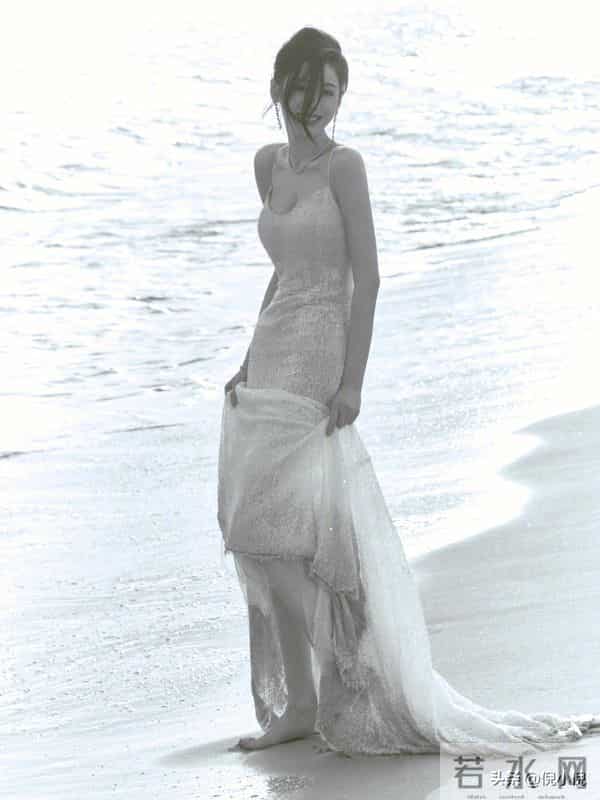 张天爱也太美了！透视吊带裙，身材婀娜多姿