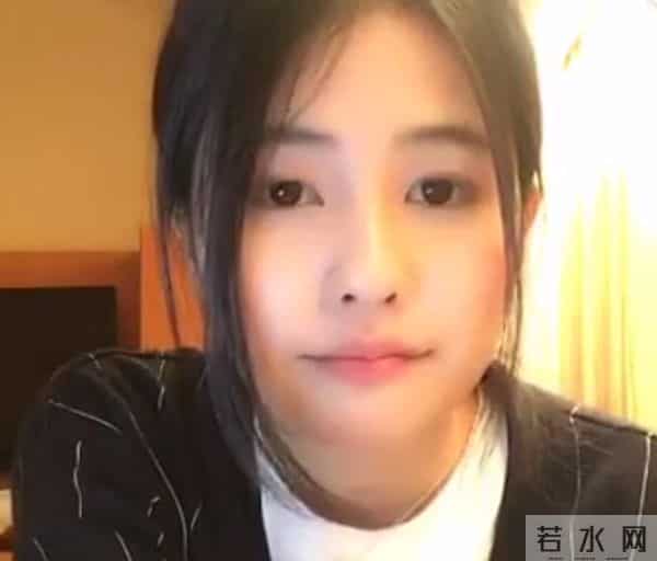 白鹿素颜接受采访，皮肤白皙像女高中生，大方得体不怯场