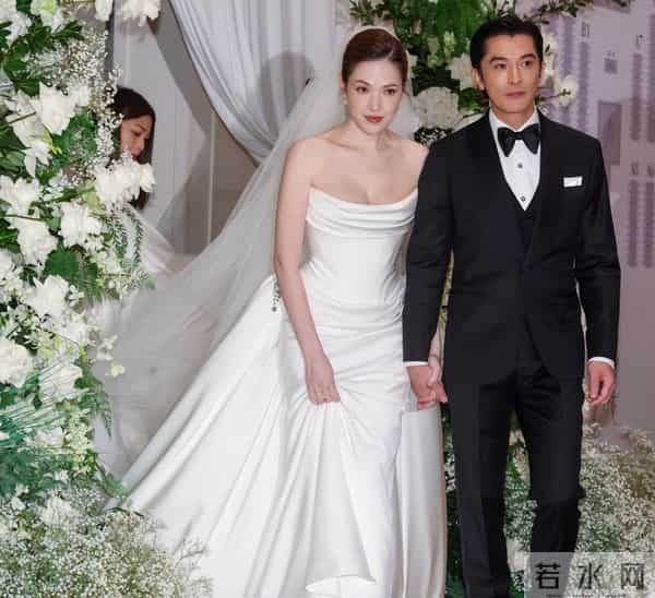 邱泽许玮甯补办婚礼，儿子亮相 长腿随爸妈，下巴和爸爸一个模子