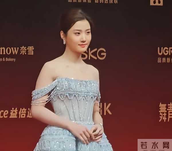 厦门红毯“见光死”，宋轶副乳尴尬，高圆圆皮松肉垮，王丽坤脸胖