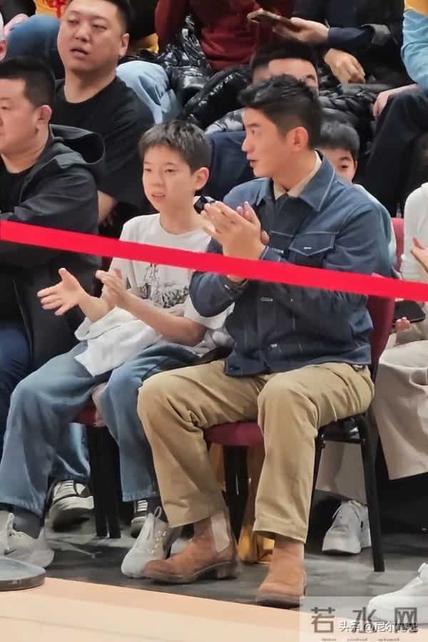 杜江带儿子看篮球，嗯哼与小时候判若两人，摘掉牙套大笑自信多了