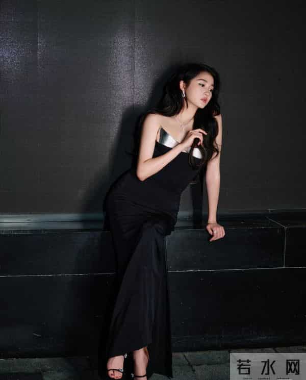 关晓彤 抹胸高叉裙