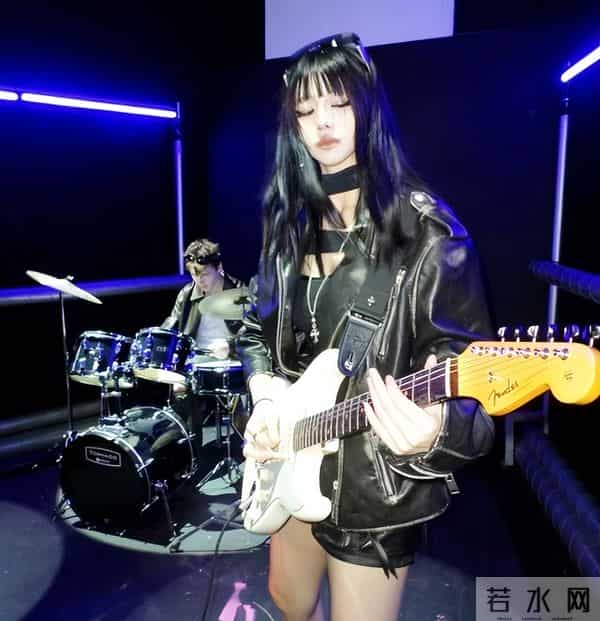 汪峰女儿小苹果早恋，穿沙滩短裤和男友合照，三任后妈章子怡最暖