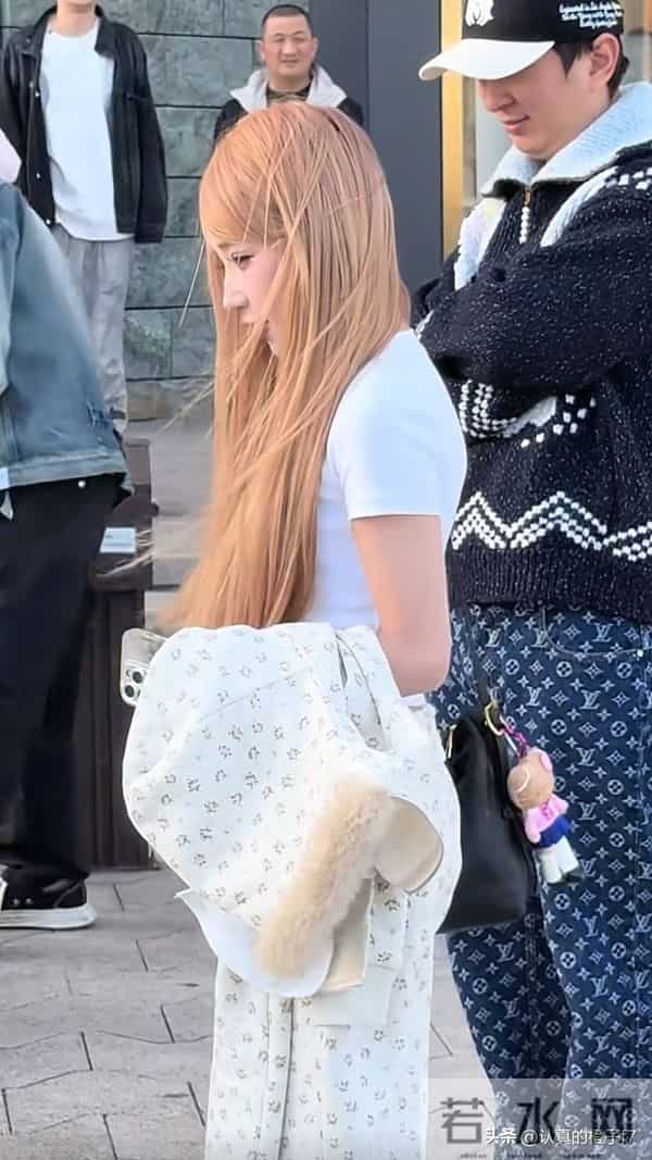 王思聪携网红香港游双下巴抢镜，王健林憔悴操劳，父子状态反差大