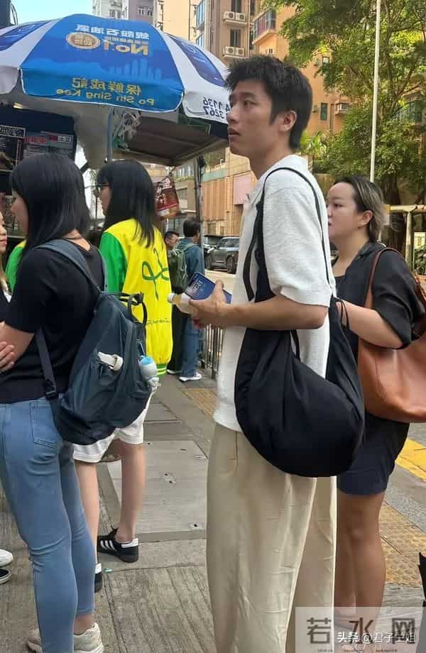 香港遇见这位男神，真的又高又瘦又帅。大家知道他是谁了吗？