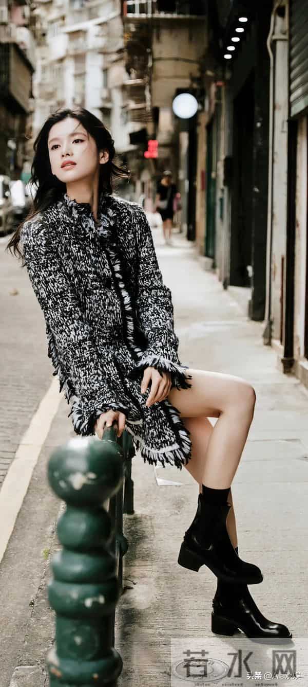 张婧仪出席澳门品牌活动，小腿袜短靴穿搭秀美腿