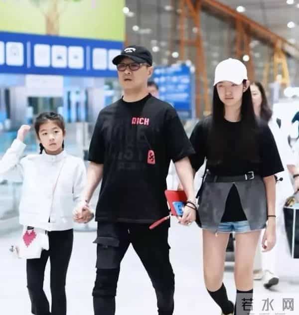 汪峰女儿小苹果晒出和男友的合照，官宣恋情，恭喜汪峰要当岳父了