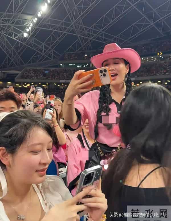 55岁钟丽缇现身新加坡看韩国女团演唱会，穿着粉色上衣，活力满满