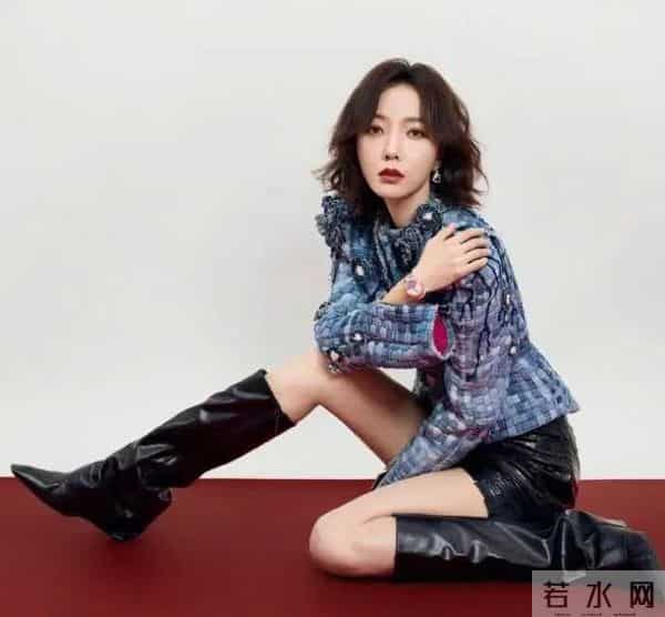 王珞丹开始走靓姐路线了，黑色短裙搭配艳蓝色方格西服尽显青春！