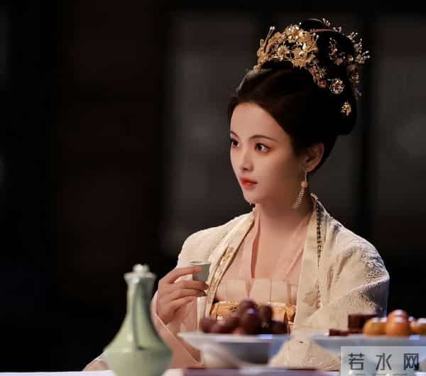 杨超越终于选对赛道了，进组拍摄“甜宠剧”，搭档待爆流量小生