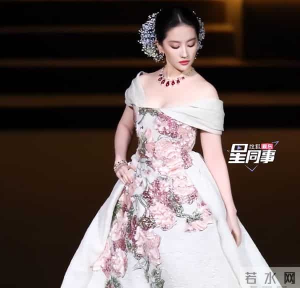 刘亦菲易烊千玺强强联手，女的脸部肉多变肿了，男的略显老气