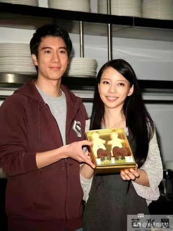 李靓蕾抢镜邱泽婚礼！粉裙浓妆咧嘴笑，嘴占全脸1-3比姚晨还夸张