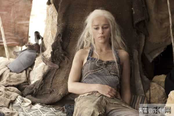 一脱成名的“龙妈”：身材火辣为艺术献身，因裸戏出名却拒绝裸戏