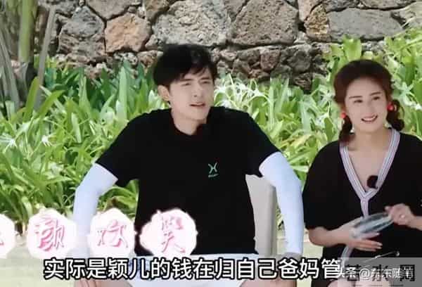 颖儿手机店被偶遇，生图皮松肉垮还歪嘴，穿超短裙腿白嫩还修长