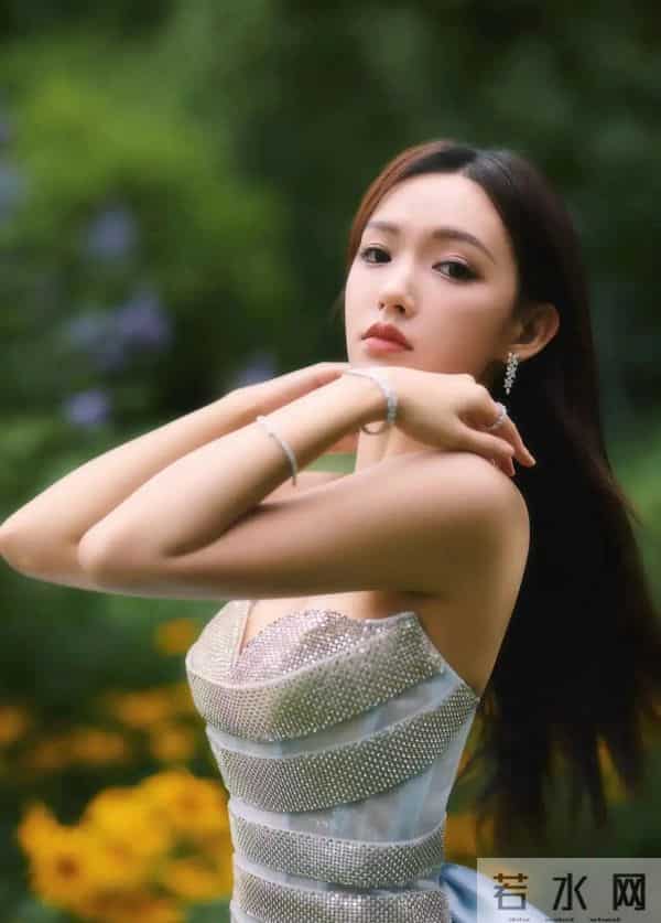 程潇抹胸礼服写真，身材太好了