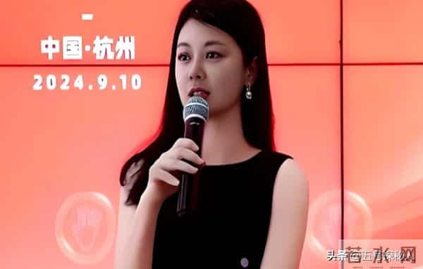 前央视主持人为爱情放弃国籍，走投无路回国捞金，如今过的怎样了