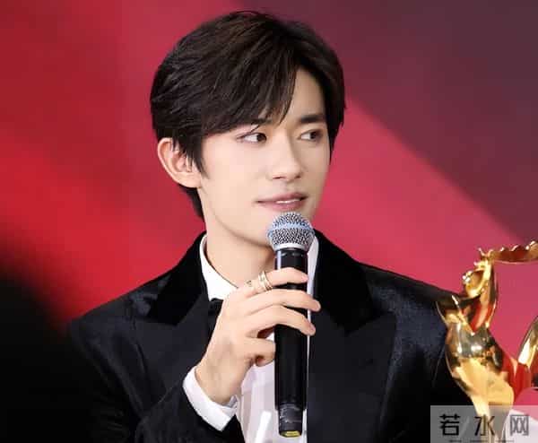 刘亦菲易烊千玺强强联手，女的脸部肉多变肿了，男的略显老气