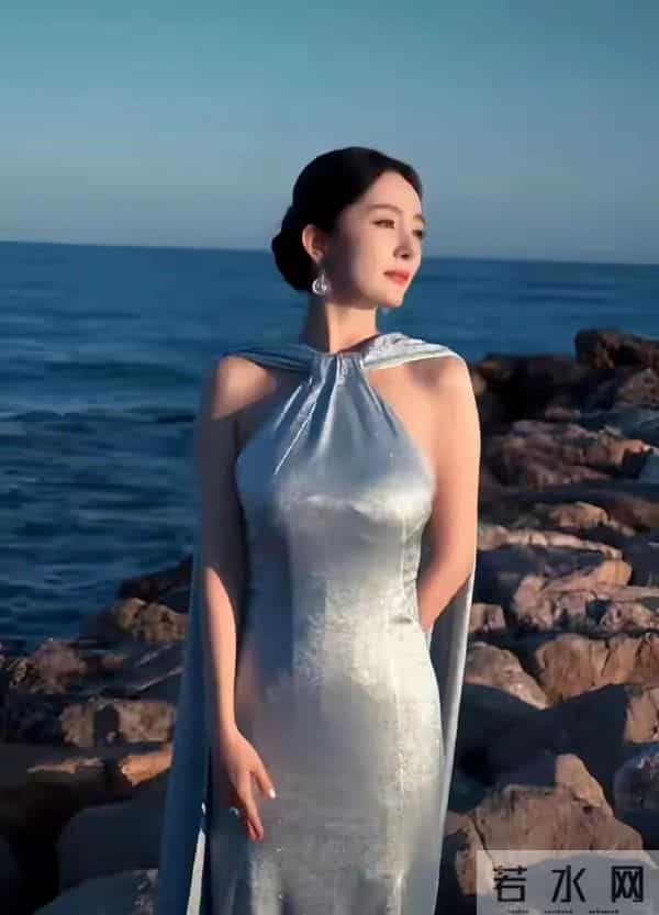 杨幂这种紧身皮裤你爱了吗？