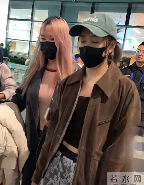 陈梦抵达厦门机场，麂皮棕外套配棒球帽，又飒又美