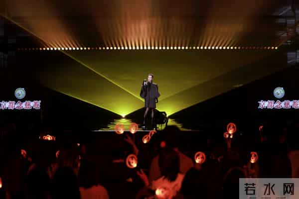 歌手谭晶舞台黑色丝袜筒靴造型，好有韵味