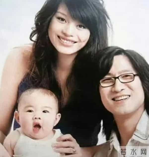 汪峰闺女恋情曝光1天后，葛荟婕就回应，母女俩的真实关系曝光