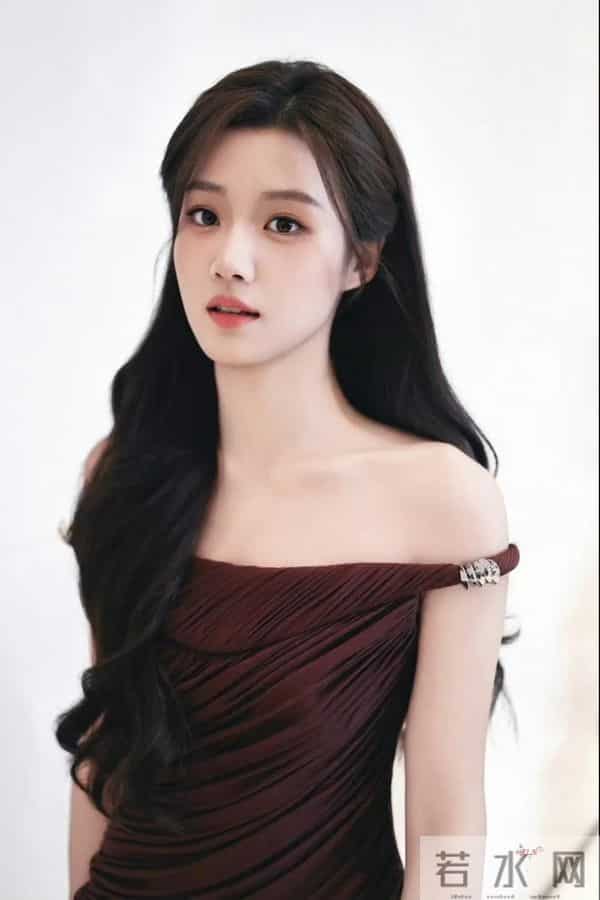 卢昱晓最新物料，归国千金既视感，肤白貌美