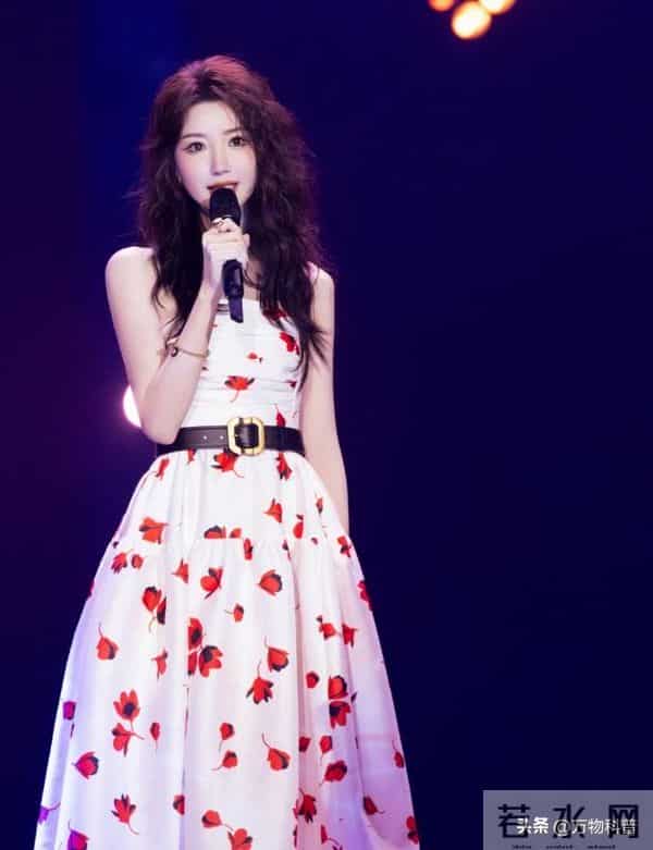 分手8年后，再次官宣喜讯的毛晓彤，已经成陈翔高攀不起的存在