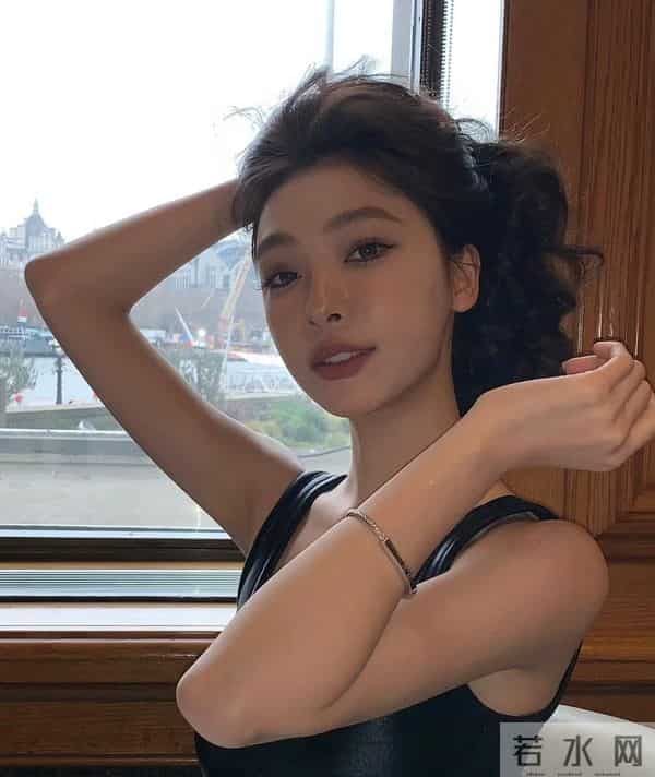 易梦玲穿黑色背心，身材绝好！