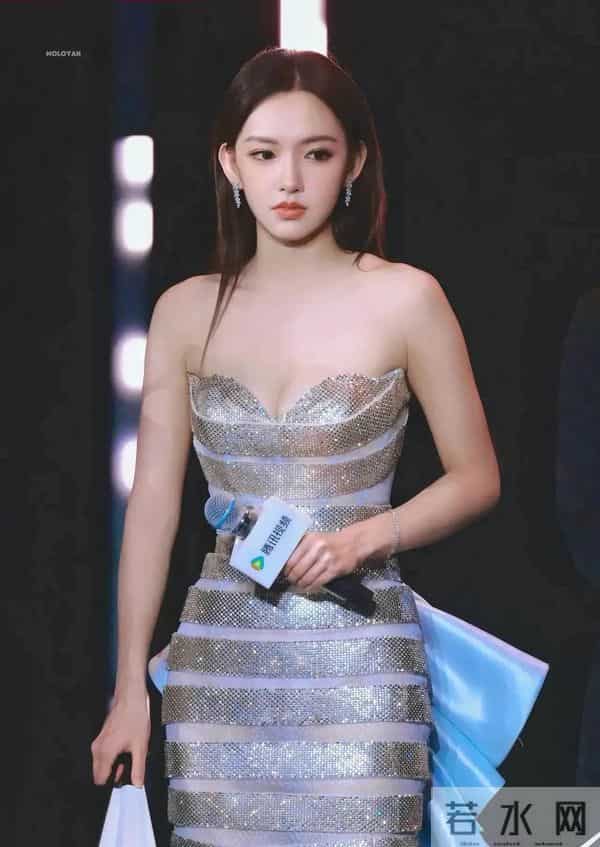 程潇抹胸礼服写真，身材太好了