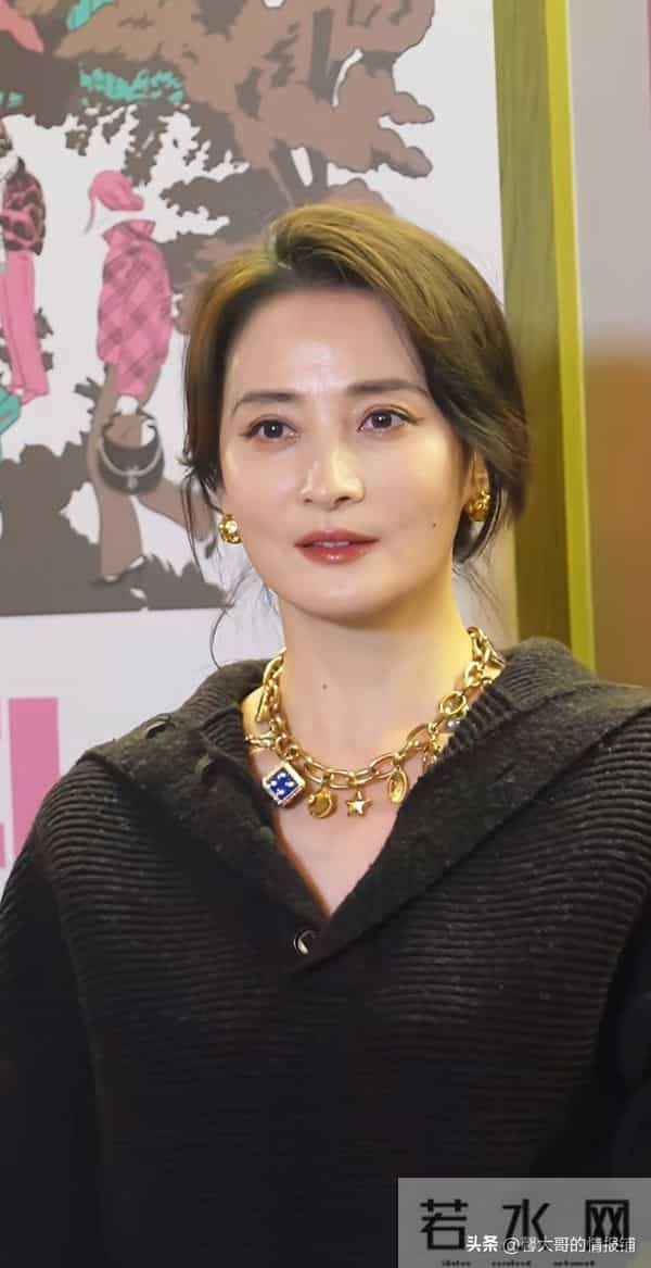 50岁蒋勤勤惊艳亮相！上了年纪啊，脸上身上保留点“肉”是真抗老