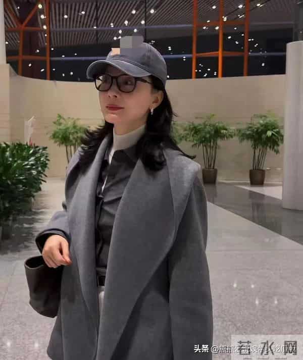 陈数真是中年女人的穿搭标杆！灰色短大衣+裤子+棒球帽 时髦又高级