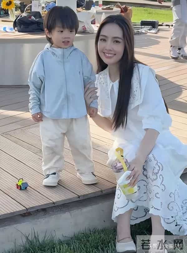 郭碧婷三亚走秀，双目无神被张予曦抢风头，曾曝女儿被同学孤立