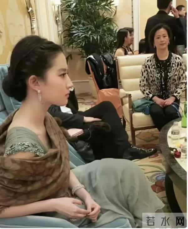 母亲看起来比女儿还美
