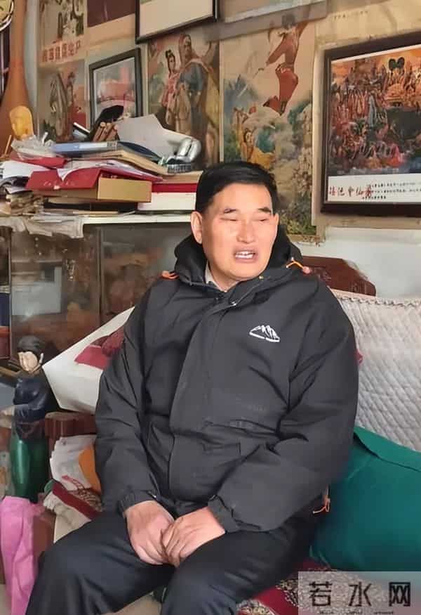 院门曾两度被砸，不时有举止怪异人士造访，大衣哥家各个角落装监控，大门上方还装了一排铁钉