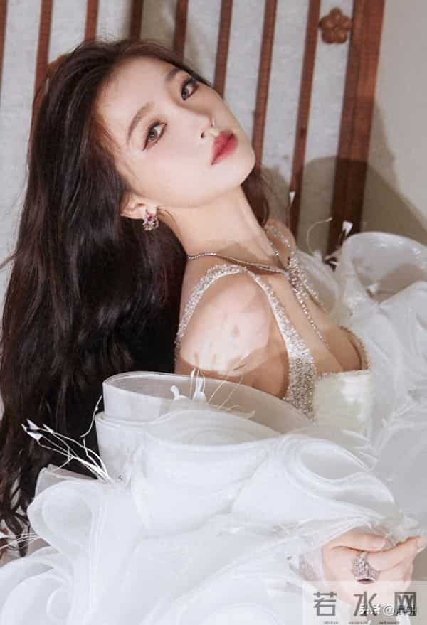 虞书欣白裙钻饰造型杀疯了！甜妹娇俏感谁能顶得住