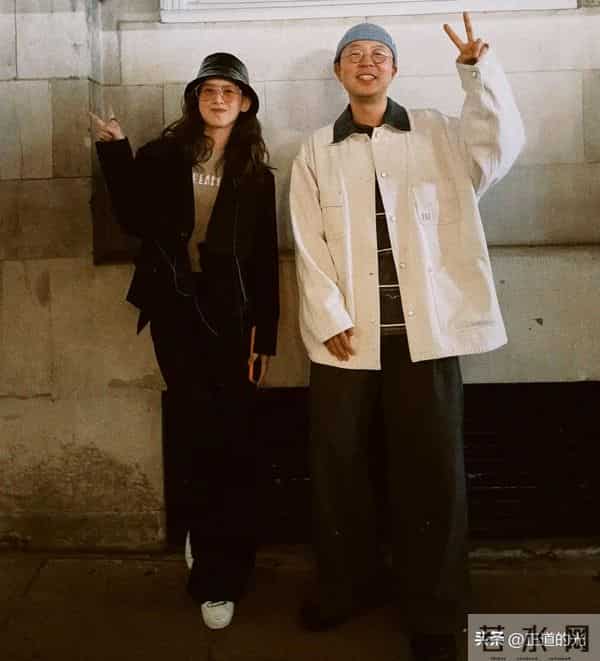 章泽天素颜皮肤紧致似少女 又和杜海涛伦敦同框 一起吃饭比耶合影