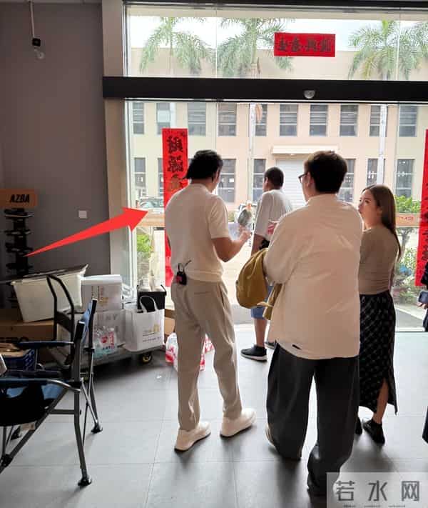 42岁杨烁断崖衰老，生图下脸黑皮松肉垮，走路弯腰驼背没霸总气场