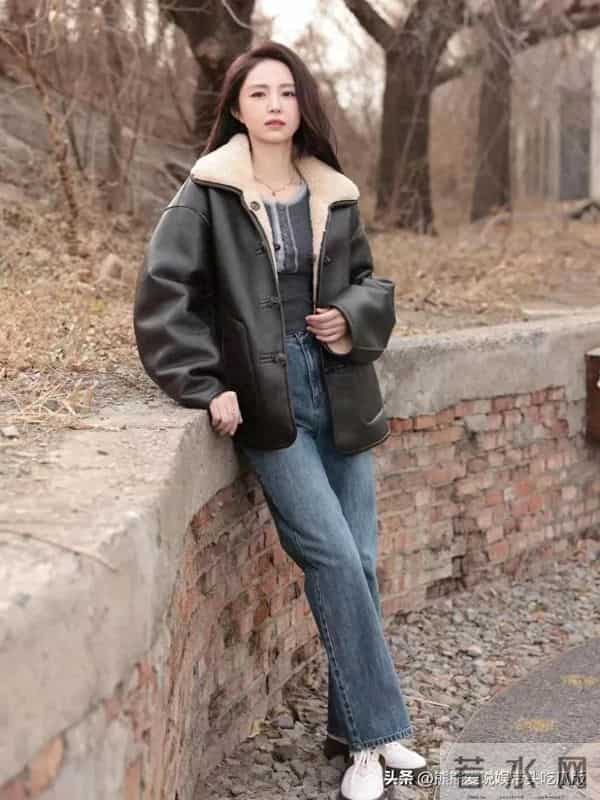 董璇私服穿搭真时髦！穿皮毛一体外套+针织衫+牛仔裤，简约又高级